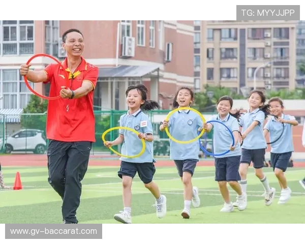 三个人老师同学互动游戏玩法规则与趣味体验分享